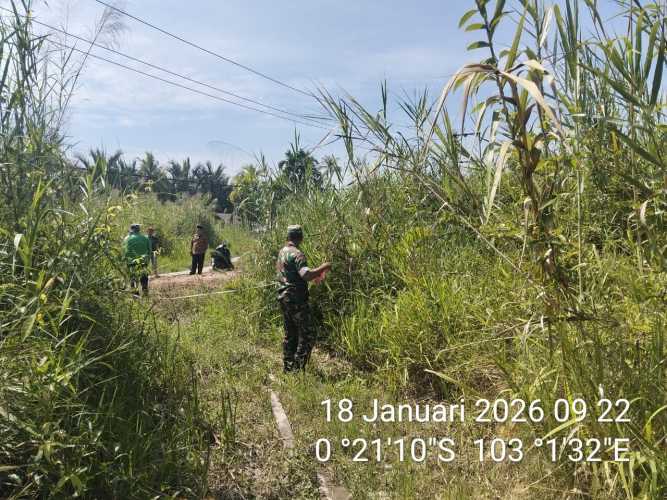 Babinsa Sertu Suratno melaksanakan patroli tapal batas serta meninjau calon lokasi pembangunan Koperasi Merah Putih