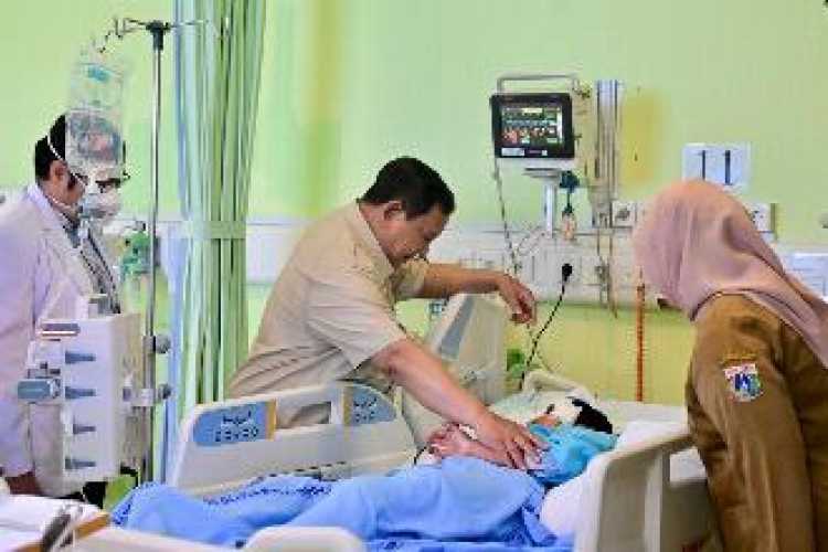 Presiden Prabowo Jenguk Siswa dan Guru SDN 01 Kalibaru, Pastikan Penanganan Medis Terbaik