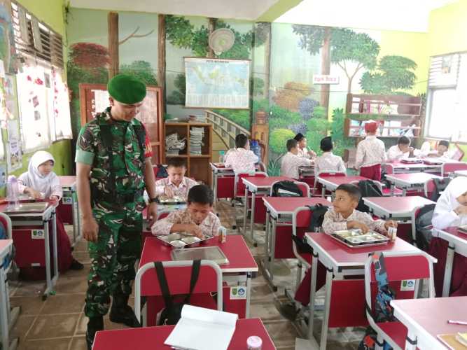 Serda Ronal Manalu Menjalankan Tugas pengawalan distribusi makanan bergizi kepada ribuan pelajar di Kecamatan Tembilahan Hulu.
