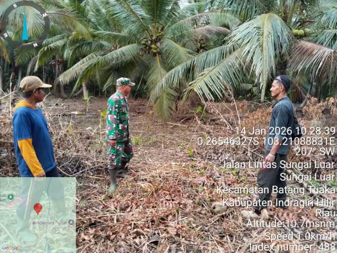 Babinsa Sungai Luar Tingkatkan Keamanan Wilayah, Laksanakan Patroli Tapal Batas Bersama Warga