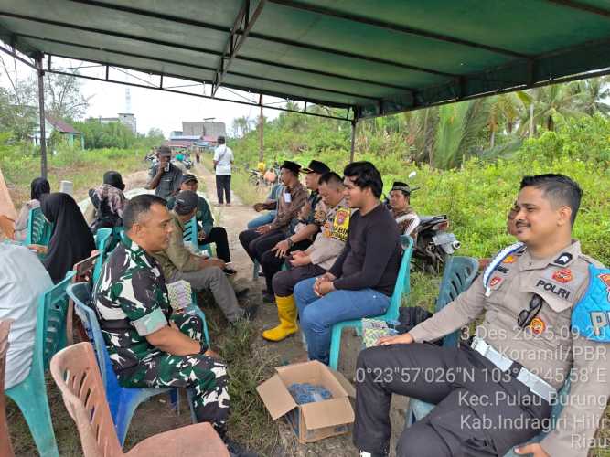 Babinsa Koramil 11/Pulau Burung Gencarkan Komunikasi kependudukan, Ajak Masyarakat Jaga Keamanan Lingkungan