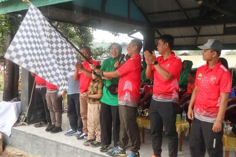 Letkol Inf Fikky Nur Kuncoro Jati,S.H.,M.Han Melepas Peserta Lomba Dayung Sampan HUT TNI Ke -78