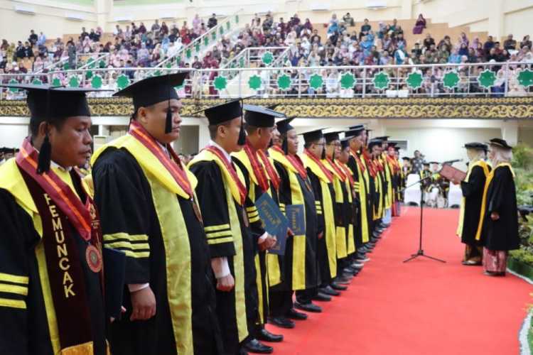 Rektor UIN Suska: Wisuda Bukan Akhir, Tapi Awal Perjuangan di Era Teknologi
