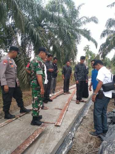 Babinsa Desa Sialang Panjang, Serka Masri, melaksanakan kegiatan verifikasi pekerjaan padat karya berupa semenisasi