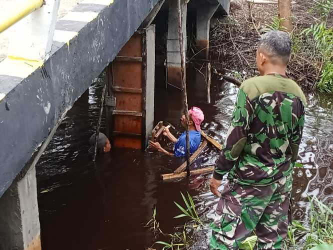 Sertu Ratno Kebut Pemeliharaan Jembatan dalam TMMD ke-123 Kodim Inhil