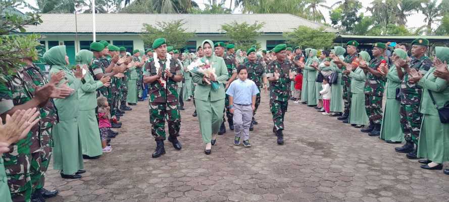 Disambut Hangat Letkol Inf Fikky  Nur kuncoro Jati,SH,M.Han bersama Ketua Persit KCK CAB. LIV Kodim 0314/Inhil Ny.Betha Nariana,S.AP di Makodim 0314/Inhil