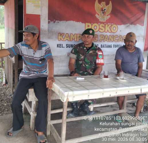 Babinsa Sungai Piring Bersama Warga Bangun Kesadaran Menjaga Kebersihan Lingkungan Perumahan