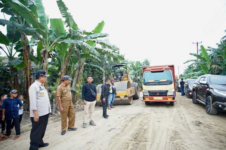 Bupati Indragiri Hilir HM. Wardan Menyempatkan Diri Meninjau Pemeliharaan Rutin Jalan Lintas Utara Sungai  Gergaji