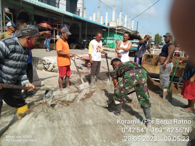 Sertu Ratno Lakukan Perbaikan Jalan Poros secara swadaya