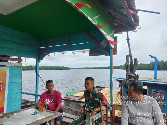 Babinsa menjaga ikatan sosial warga melalui komunikasi kependudukan (komduk)