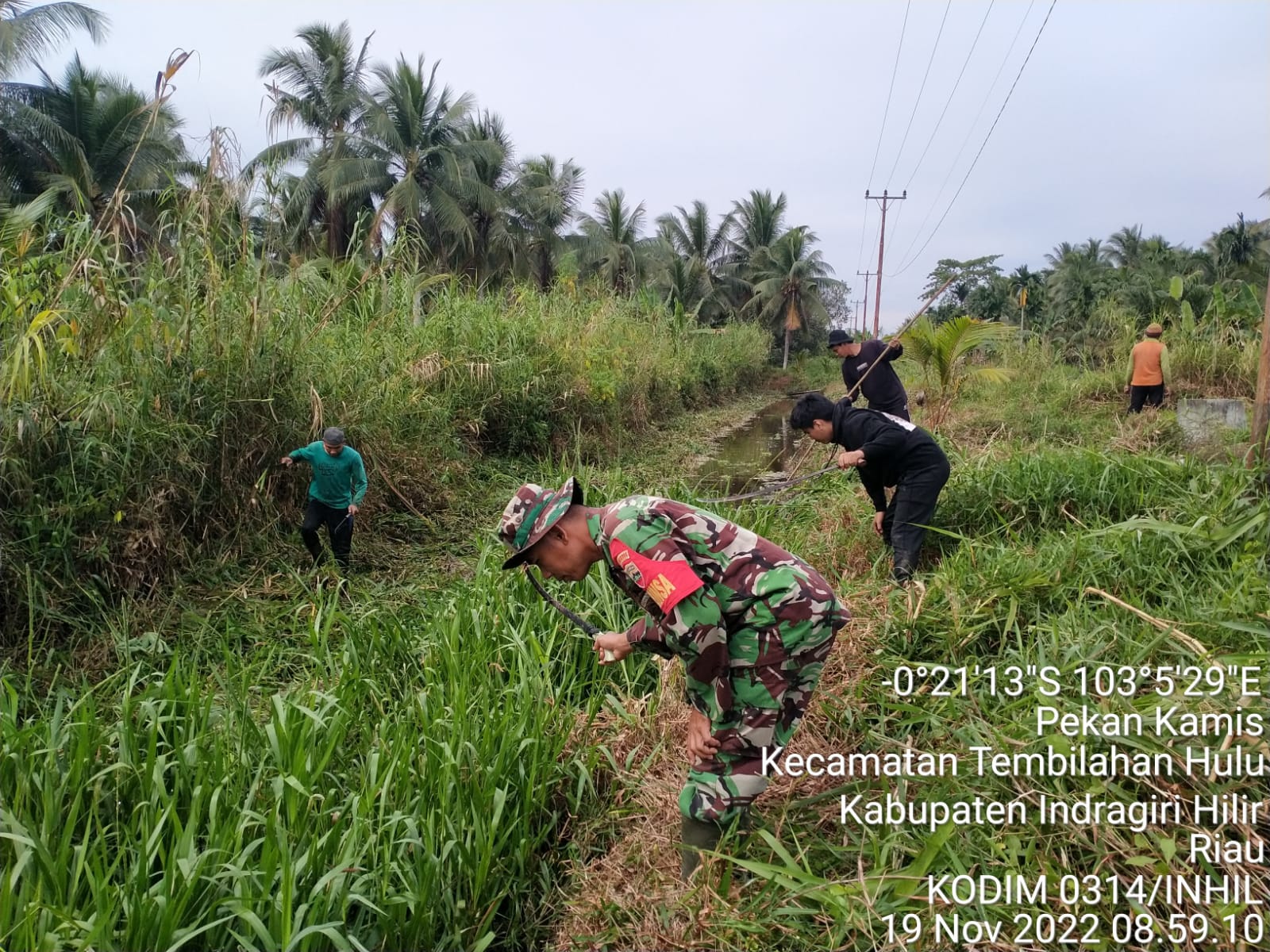 Babinsa Sialang Sertu Masri Ajak Masyarakat Bersihkan Kanal Air