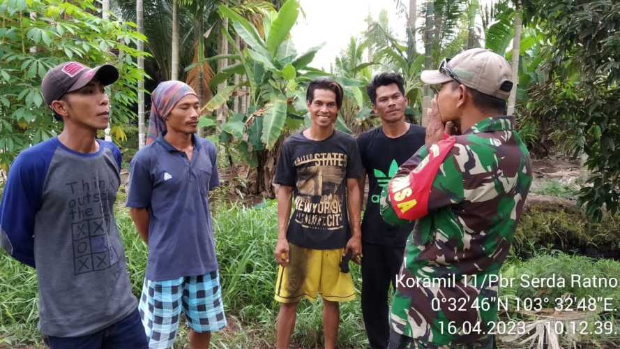 Sertu Ratno Sosialisasikan Penanaganan Karhutlah Kepada Warga Desa