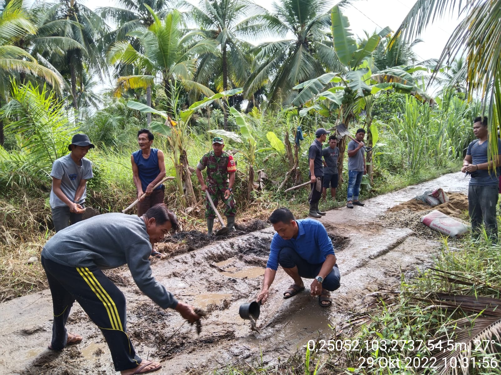 Serda Syafrijon Babinsa Koramil 12/Batang Tuaka Mengajarkan Warga Untuk Hidup Bergotong Royong