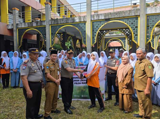 Polres Indragiri Hilir Laksanakan Program Green Policing di SMA Negeri 1 Tembilahan Kota