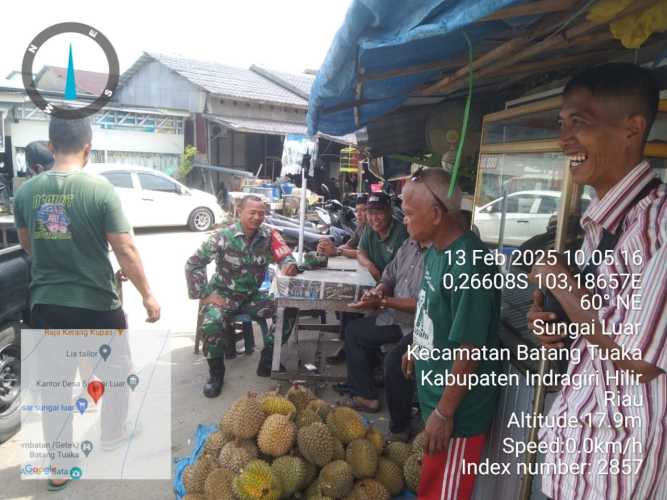 Babinsa Koramil 12/Btk Lakukan Komsos di Desa Sungai Luar, Himbau Warga Jaga Kesehatan dengan Konsumsi Buah