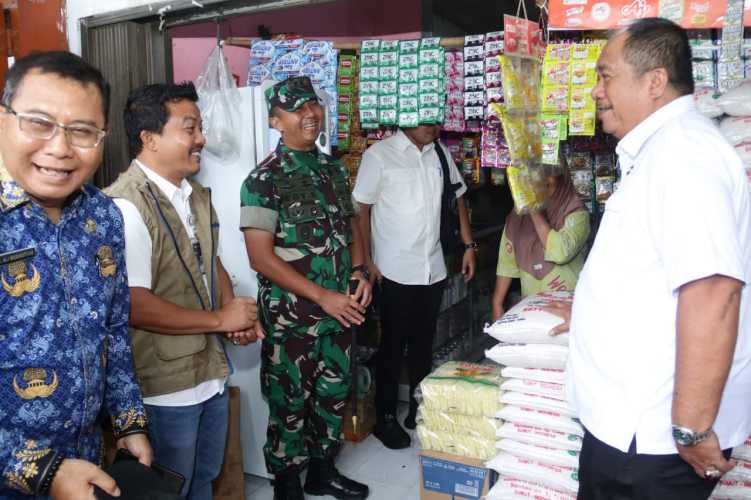 Sambut Natal 2025 dan Tahun Baru 2026, Dandim 0208/Asahan Bersama Bupati Asahan Sidak Pasar Pagi Simpang Empat