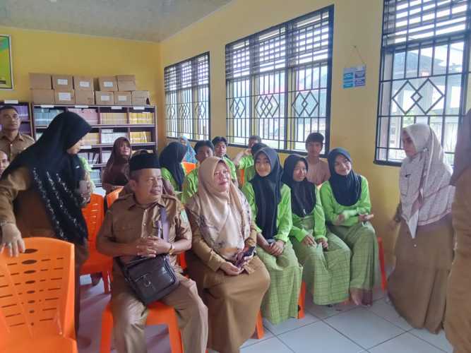 Kecanggihan IFP Bantuan Presiden Prabowo Subianto Pacu Semangat Belajar Siswa SMAN 2 Bangko