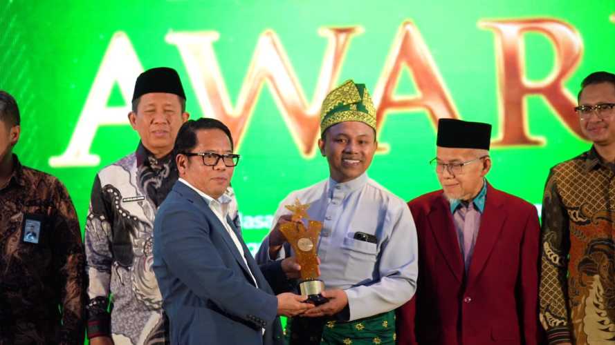 Gubri Abdul Wahid Terima Penghargaan BWI Awards 2025 Kategori Indeks Wakaf Nasional Tertinggi