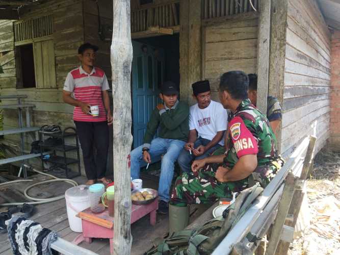 Babinsa Sialang Panjang Tingkatkan Etos Kerja Warga melalui Komunikasi Sosial