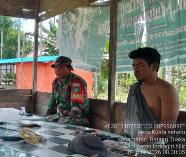 Babinsa Kuala Sebatu Pererat Silaturahmi di Momen May Day, Himbau Warga Waspadai Cuaca Ekstrem