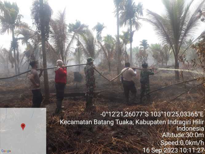 Babinsa Bersama Tim Masih Berjibaku di Lahan Terbakar