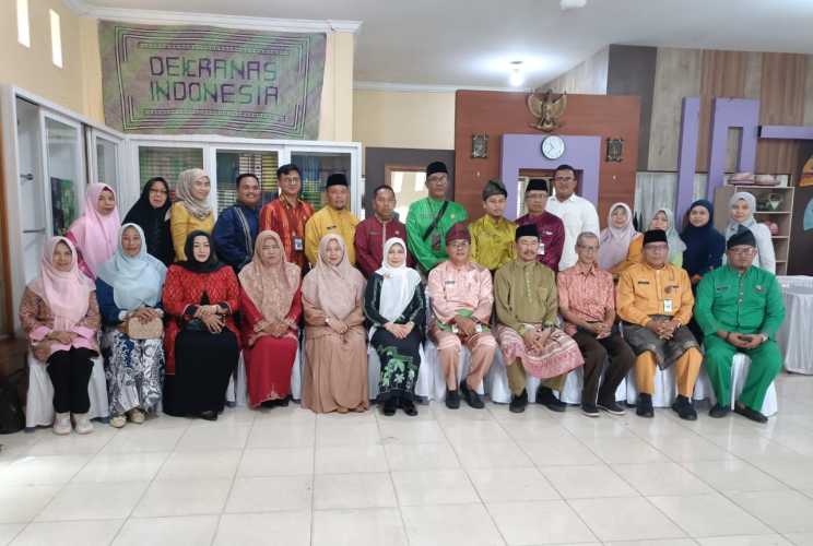 Ketua Dekranasda Inhil Hj. Katerina Susanti Pimpin Rapat Perdana dan Serahkan SK Pengurus Periode 2025-2030