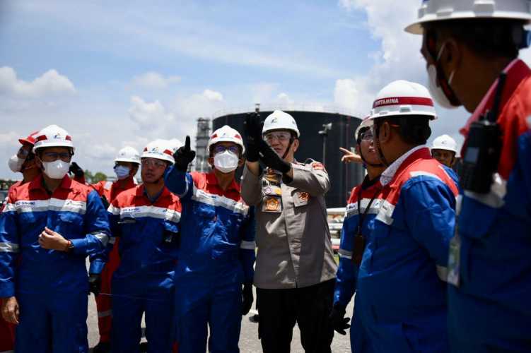 Kapolda Riau Memantau Langsung Kondisi Kilang Minyak Pertamina di Dumai Pasca Meledak