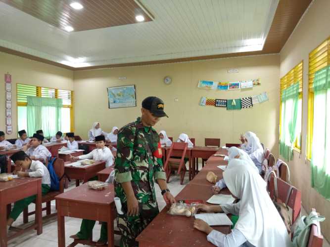 Peran Aktif Babinsa Serda Ronal Manalu dalam Pengawalan Distribusi 2.024 Porsi Makan Bergizi Gratis