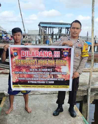 Polsek Kuindra Sosialisasikan Larangan Karhutla dan Tempelkan Maklumat Kapolda Riau di Desa Tanjung Lajau