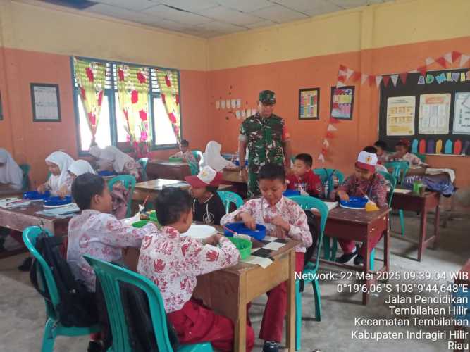 Sertu Anton Lakukan Pendampingan Program Makan Bergizi  di Kecamatan Tembilahan