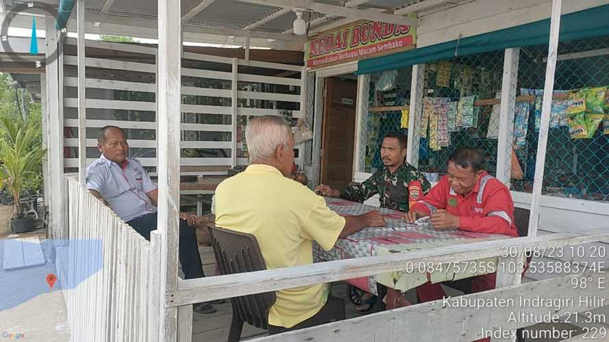 Babinsa Berkoordinasi dengan Masyarakat Setempat