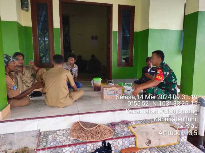 Babinsa Pulau Burung Pecahkan Masalah dengan Berdiskusi