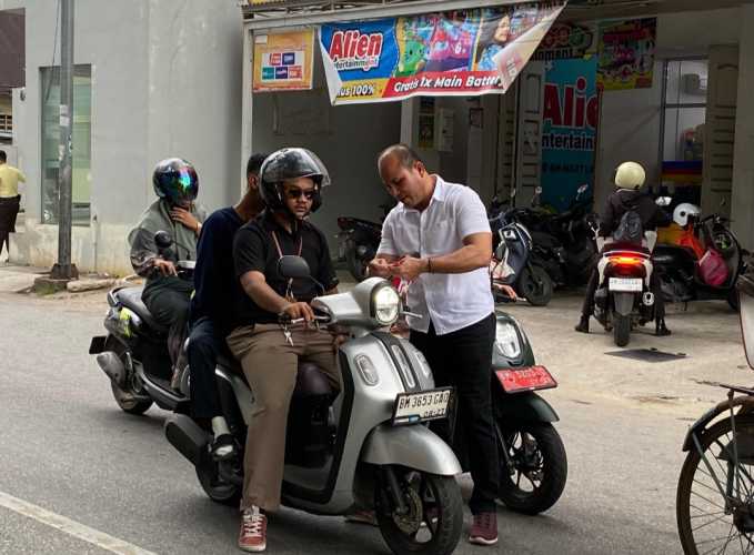 Sambut HUT RI ke-80, Polres Inhil Bagikan Bendera Merah Putih