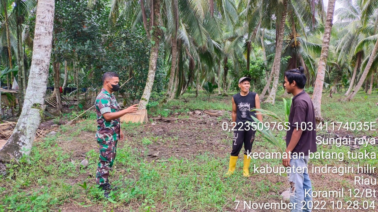 Babinsa Sungai Raya Mencegah Efek Domino Karhutlah