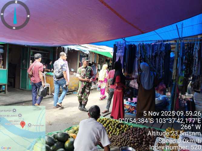 Babinsa Koramil 08/Mandah Laksanakan Penyuluhan kepada Pedagang Keliling di Pasar Pekan