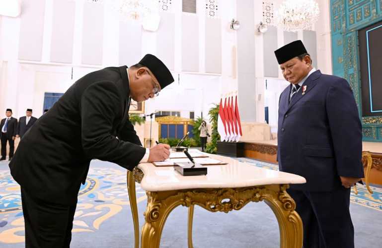 Presiden Prabowo Lantik Hanif Faisol Nurofiq, Mohammad Jumhur Hidayat, dan Hasan Nasbi