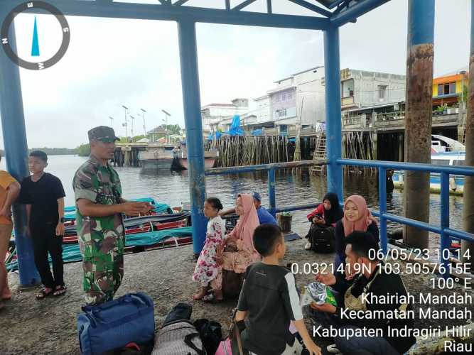 Demi Keselamatan Penumpang,Babinsa Lakukan Komsos dengan Nahkoda Kapal