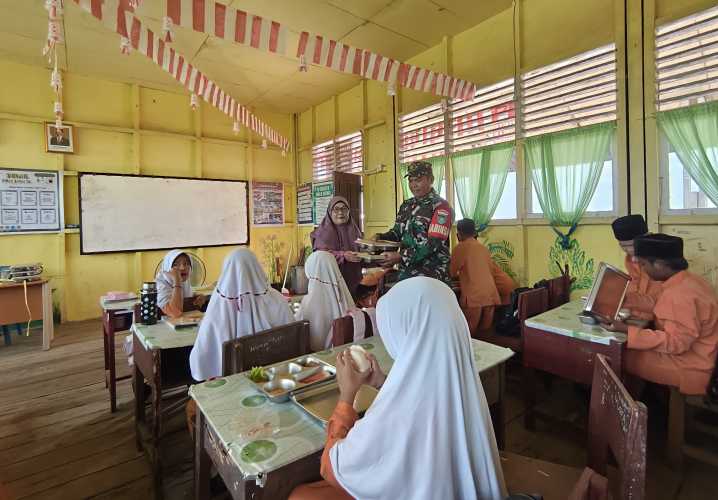 Babinsa Serda Miskal Bagikan 3.179 Porsi Makan Bergizi Gratis kepada Pelajar di Tembilahan Barat