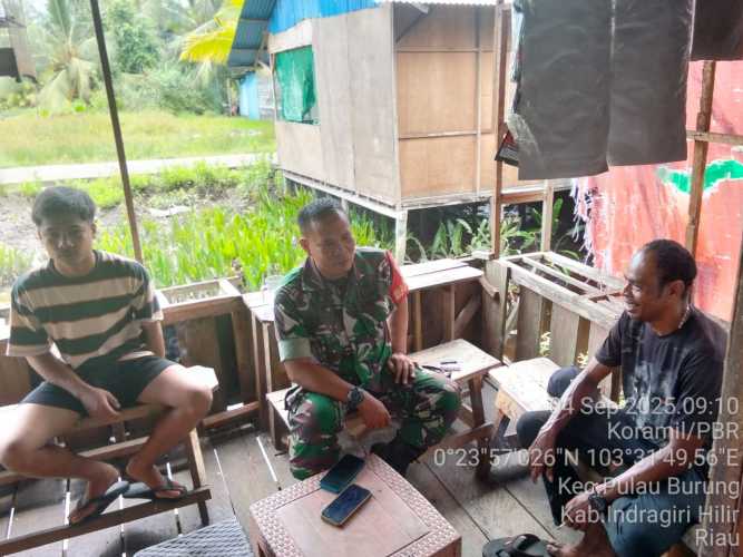 Babinsa Koramil 11/PBR Aktif Jaga Keharmonisan Warga di Desa Pulau Burung