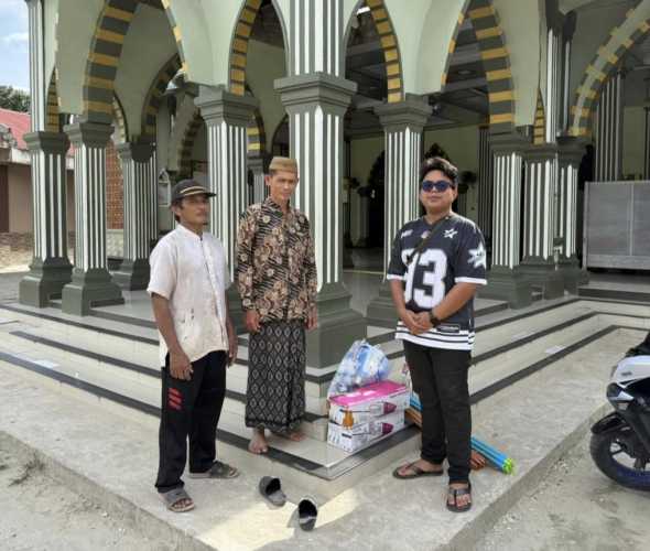 PT Berkat Sawit Sejahtera Inhil Salurkan Bantuan Alat Kebersihan untuk Pesantren di Desa Petalongan