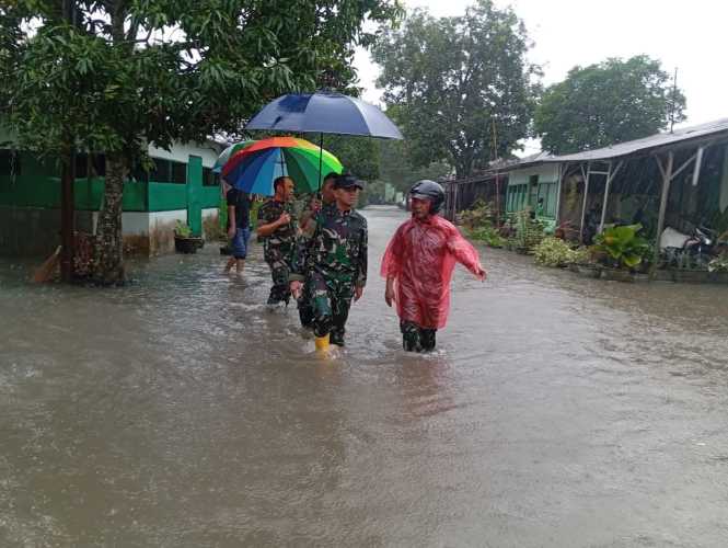 Dandim 0208/Asahan Tinjau Rumah Anggota Terdampak Banjir di Asrama Militer Gunung Sibayak