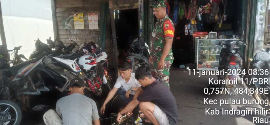 Babinsa Keramat Jaya Atasi Ketertiban Lalu Lintas Saat Kampenye Politik