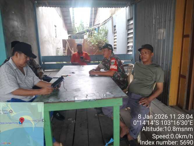 Babinsa menjaga sanitasi lingkungan dalam menghadapi ancaman banjir rob tahunan: