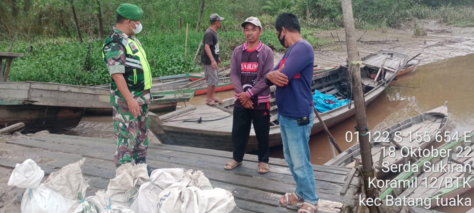 Serka Sukiran Babinsa Koramil 12/Batang Tuaka Berikan Masukan Kepada Penambang Sampan