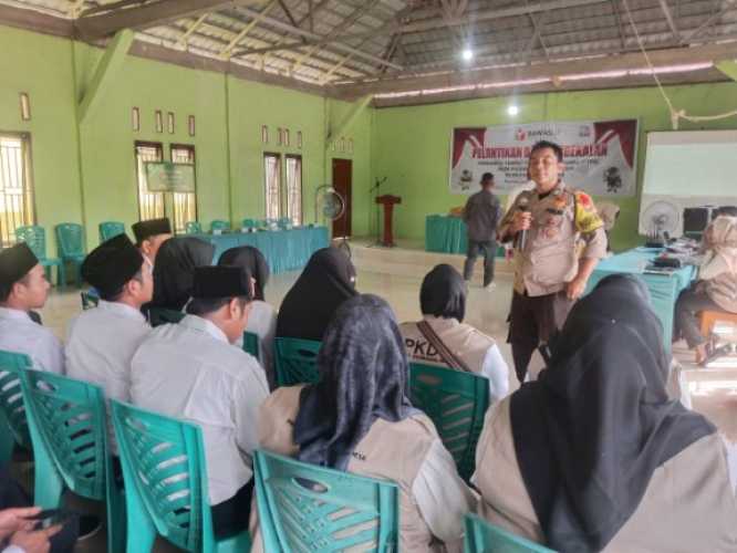 Bhabinkamtibmas Ingatkan Pengawas TPS Jaga Netralitas selama Pilkada 2024.