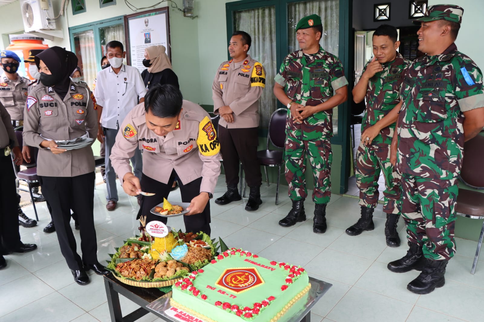 Disambut Hangat dan Haru,  Kehadiran Kapolres Kuansing Bersama PJU ke Makoramil 02/KT Dalam Rangka HUT TNI ke 77