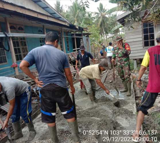 Di Penghujung Tahun, Babinsa Gercep Selesaikan Pengecoran Jalan