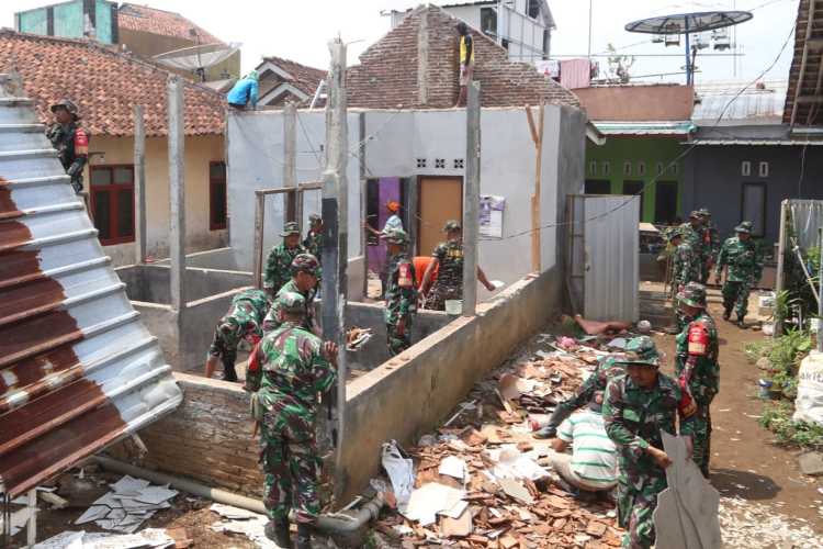 Solidaritas Tanpa Batas, TNI dan Masyarakat Majenang Perbaiki Rumah Rusak Akibat Hujan