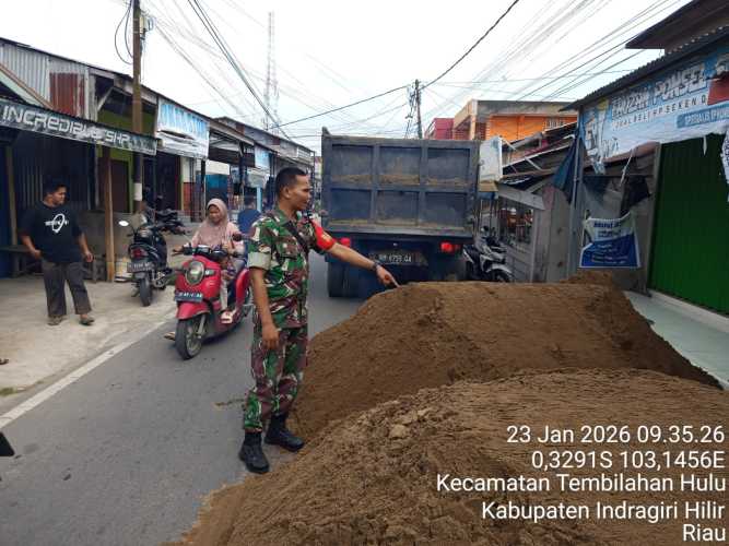 Babinsa Tembilahan Hulu  Serda Ronald Manalu Lakukan  penertiban material yang mengganggu aktivitas lalu lintas
