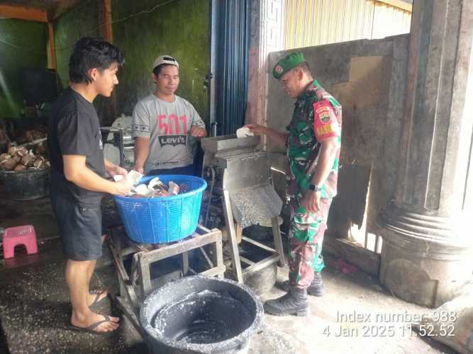 Babinsa Koramil 12/BTK Gelar Komsos dengan Pedagang Kelapa dan Pengusaha UMKM